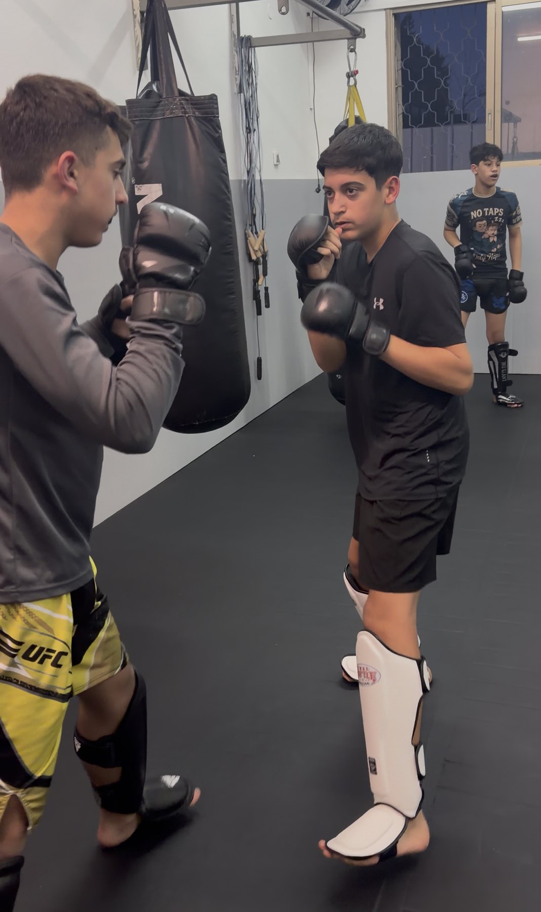 ילדים מתאמנים ב-MMA על מזרן האקדמיה