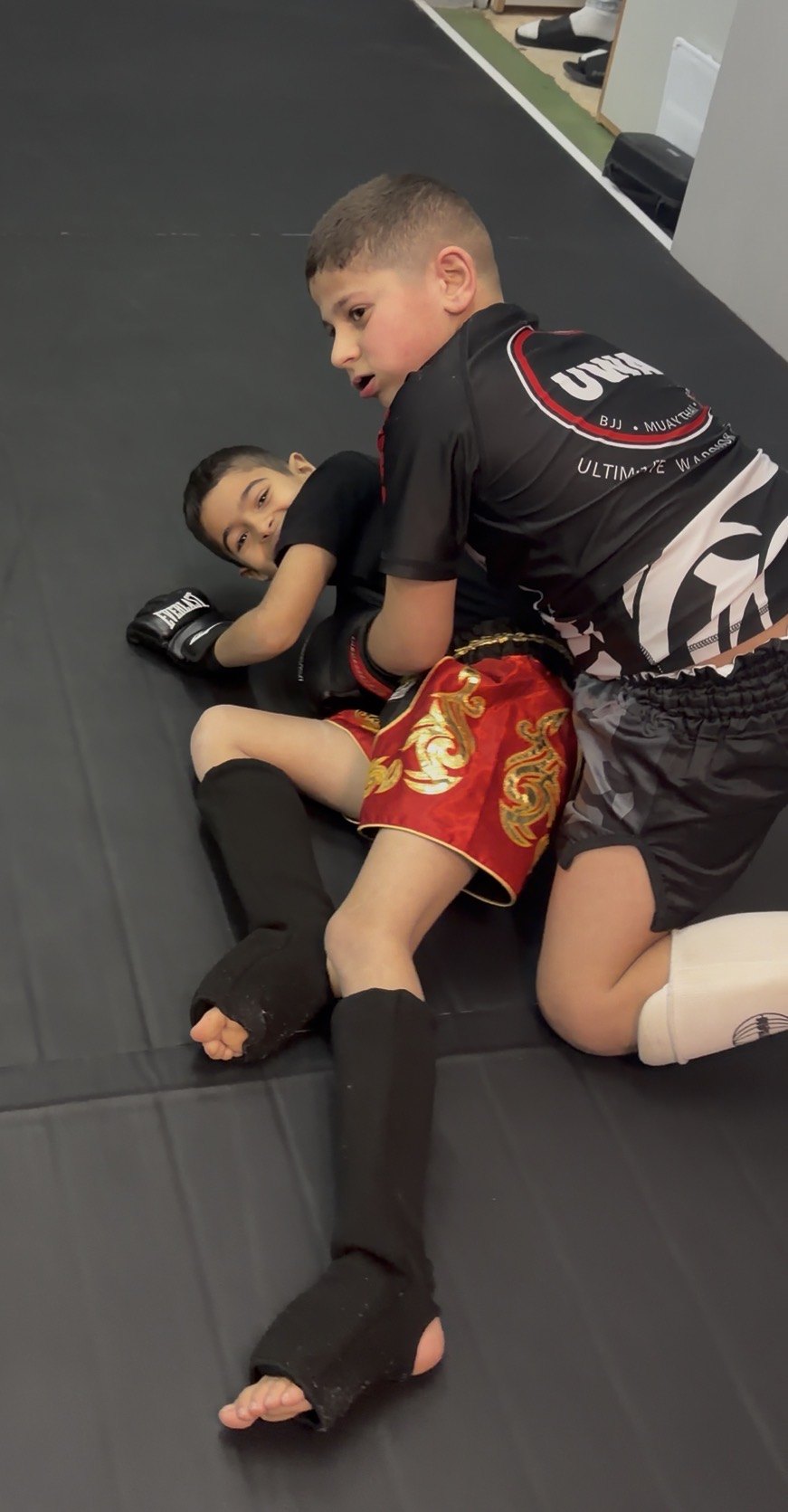 תרגול עבודת קרקע באימון MMA באקדמיית Ultimate