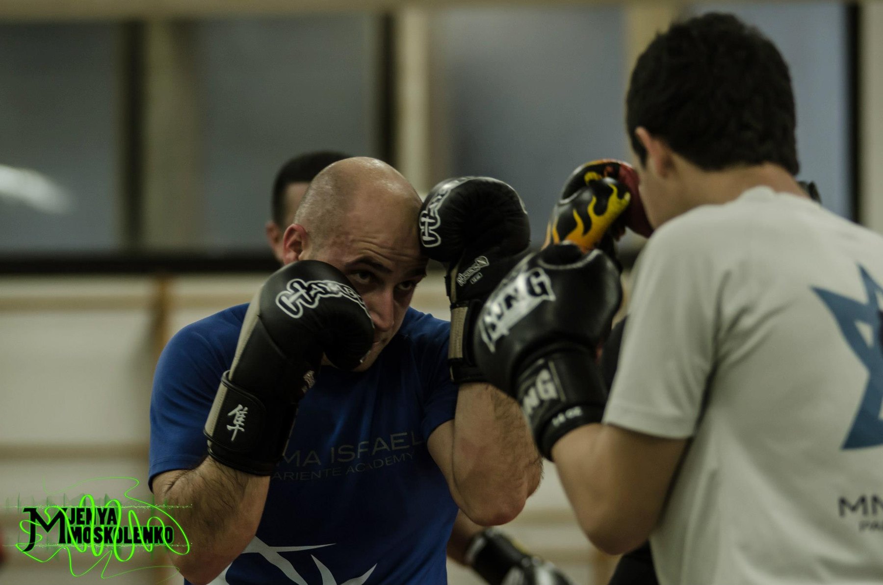 עידן דוצ׳ימינר מדריך מתאמן באימון כפפות באקדמיית Ultimate